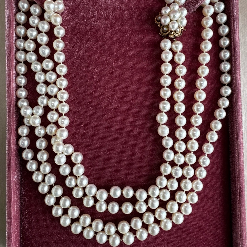 Elegant Pearl Necklace with Gold Clasp